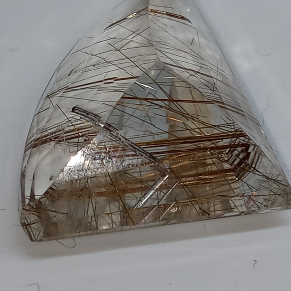 A dazzling freeform rutilated quartz cabochon - Picture 3 of 3